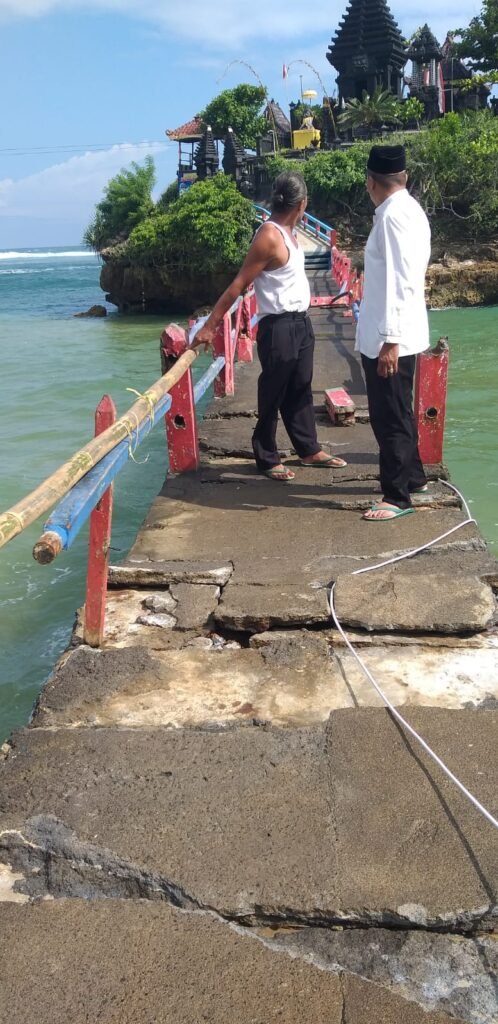 Gaes !!! Dampak Cuaca Ekstrim Jembatan Menuju Pura Rusak