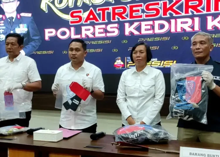 Ft : Polres Kediri memberikan keterangan pers atas kejadian pembunuhan yang dilakukan oleh FA. (ist)