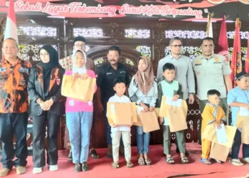 MPC Pemuda Pancasila (PP) Kota Batu menggelar kegiatan rutin tahunan yang menyentuh hati, yakni memberikan santunan kepada anak yatim piatu.