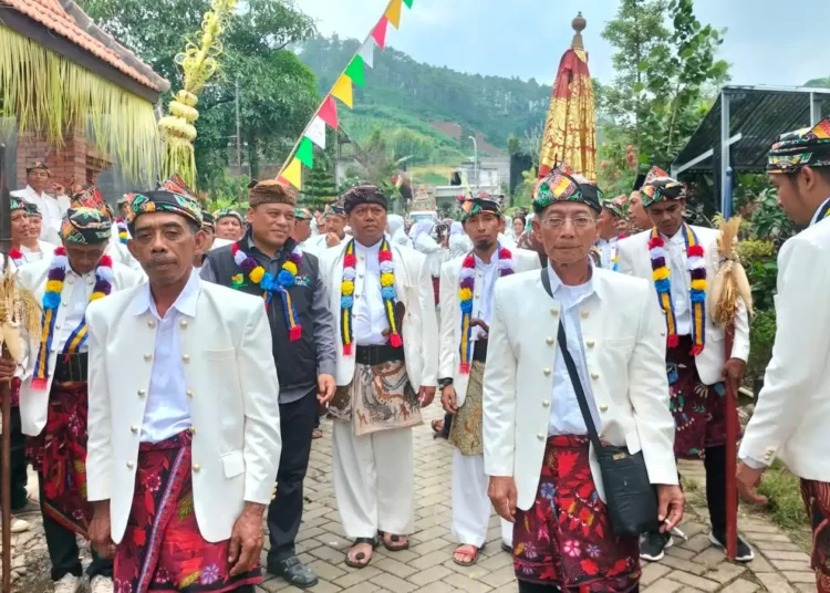 Foto : Warga Dusun Pagergunung , Desa Gunungsari gelar Selamatan dan memanjatkan doa di Punden Jati Tunggal.