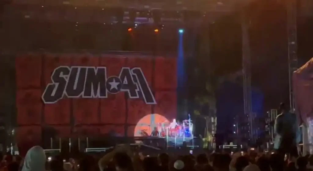 Konser SUM 41 ini menjadi bagian dari rangkaian tur terakhir mereka bertajuk Tour Of The Setting Sum sebelum berencana bubar.