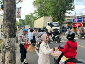 Gaes !!! Polres Malang Berbagi Ratusan Takjil