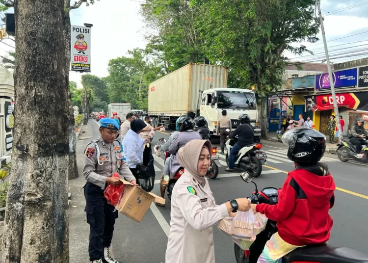 . Kegiatan dilakukan dengan membagikan ratusan takjil atau makanan berbuka puasa kepada para pengguna jalan yang melintas depan Mapolres Malang