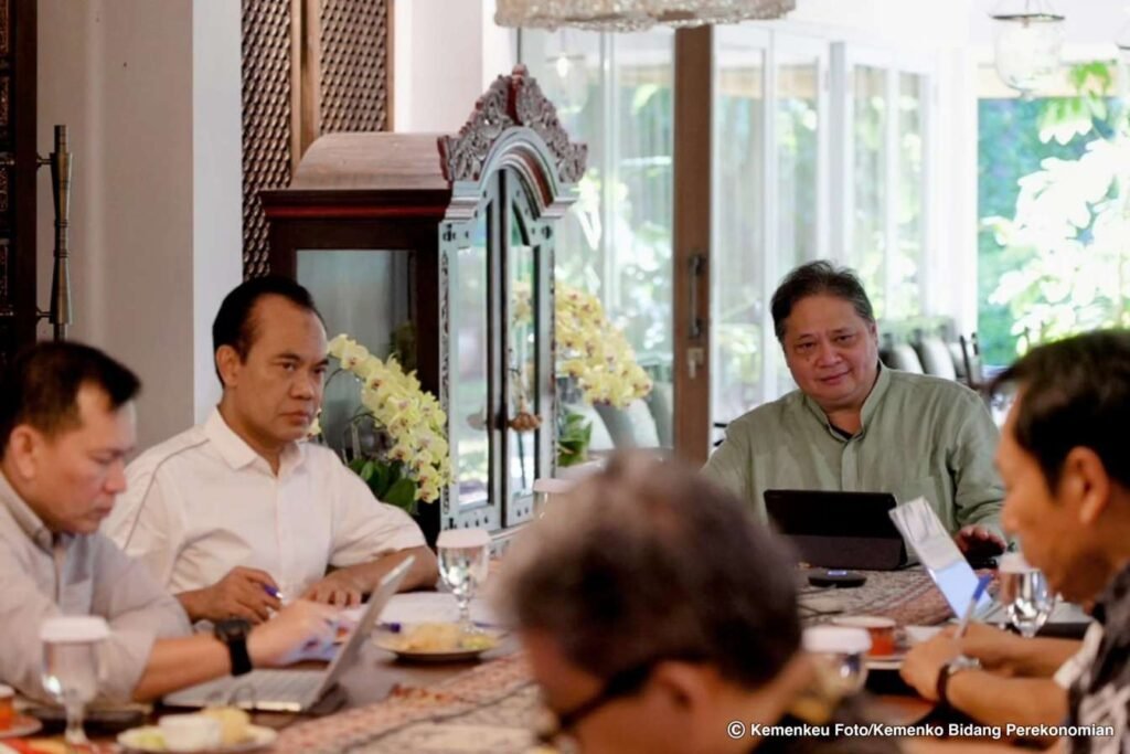 Foto Menko Perekonomian Rapat Terkait Konflik Timur Tengah Antara Israel Dan Iran untuk melindungi ekonomi indonesia/Kemenkeu/Publikasi/Pers