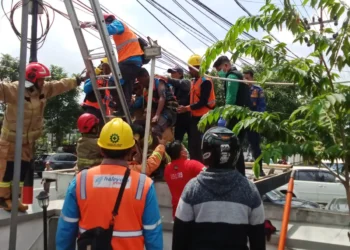 Gaes. Evakuasi petugas PLN yang tersengat listrik. Suaragong