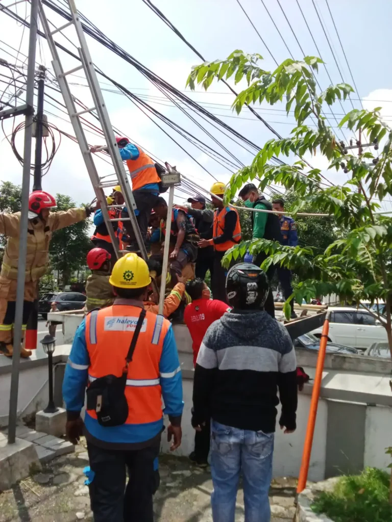 Gaes. Evakuasi petugas PLN yang tersengat listrik. Suaragong
