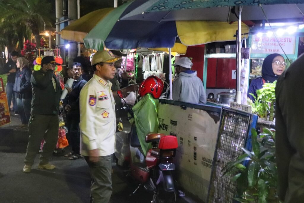 gaes Anggota Satpol PP Kota Batu melakukan penertiban tempat hiburan malam dan PKL yang masih bandel. suaragong( ist)