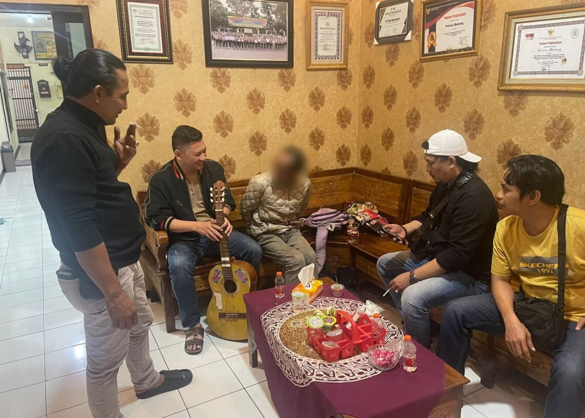 Ft : Polisi Amankan Pria Pelaku Viral Penganiayaan Pemotor Menggunakan Gitar Saat Mudik Lebaran di Malang.