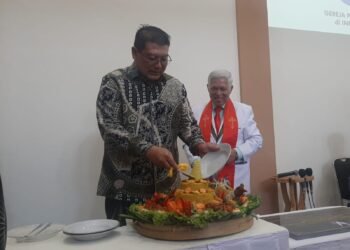 FT. Pemotongan tali pita yang dilakukan oleh Wakil Bupati Malang Didik Gatot Subroto bersama Pimpinan Majlis Daerah Provinsi Jawa Timur, Pdt. Dr. Charles Simamora, M.Th. dalam peresmian Gedung Baru Gereja GPDI Ebenhaezer Desa Suwaru (Foto Prokopim)