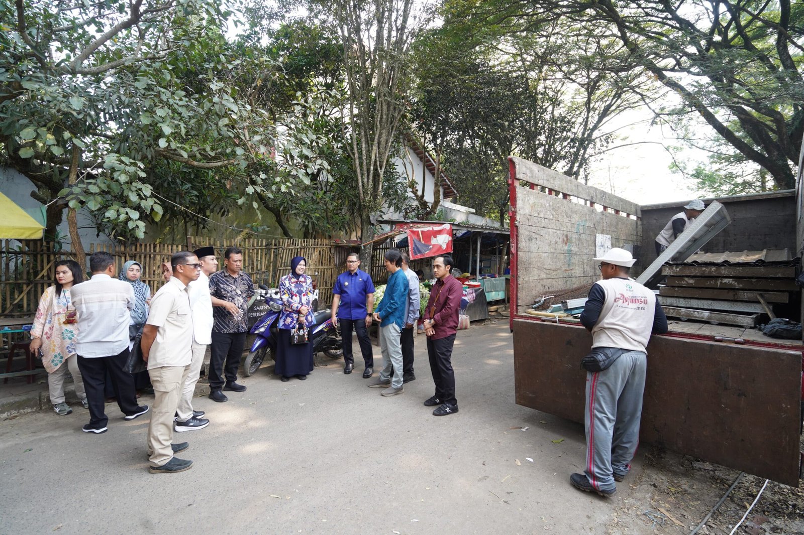 ft : Pj. Wali Kota Batu Tinjau Pembongkaran Kios Pasar Relokasi