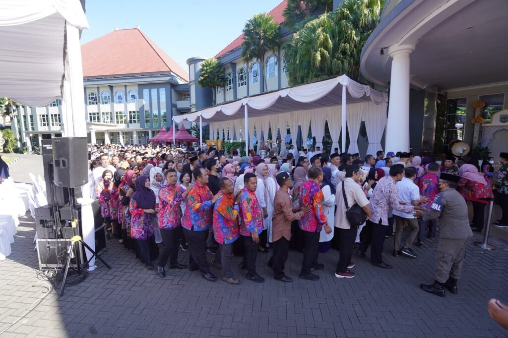 ft : Pegawai Pemkot Batu menghadiri acara halal bi halal di Balai Kota Among Tani. (mf)