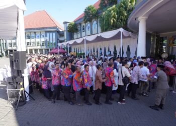 ft : Pegawai Pemkot Batu menghadiri acara halal bi halal di Balai Kota Among Tani. (mf)