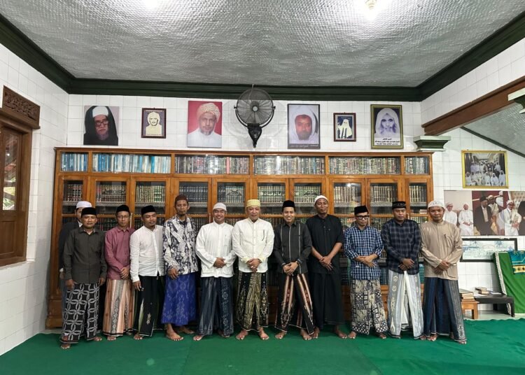 Para Alumni Al-Azhar Mesir di Sampang Foto Bersama H. Slamet Junaidi (Yusuf/Memo X)