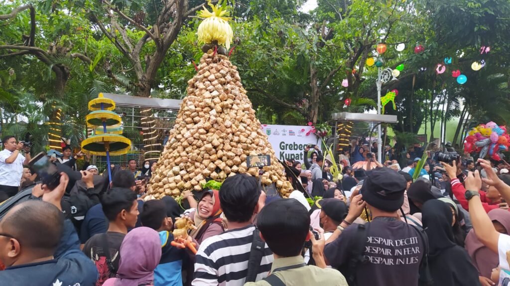 Gaes !!! Ketupat Raksasa di Alun-Alun Jadi Rebutan Warga