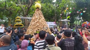 Gaes !!! Ketupat Raksasa di Alun-Alun Jadi Rebutan Warga