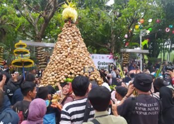 Ft : Warga berebut tumpeng kupat raksasa di Alun-Alun Kota Batu untuk