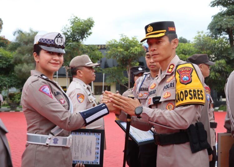 Kapolres Batu AKBP Oskar Syamsuddin, S.I.K,, M.T menyerahkan penghargaan pada anggotanya. (mf)