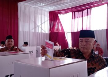 FT. Sanusi saat menggunakan hak pilihnya pada Pemilu 2024 lalu. (Foto nif).