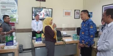 Ft: Pj Wali Kota Malang, Wahyu Hidayat melakukan pelayanan publik langsung di Perumda Tugu Tirta kepada masyarakat. (fat)