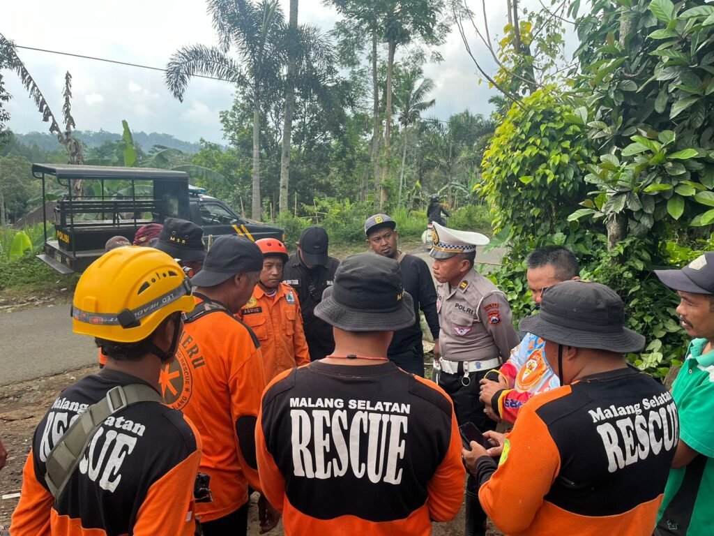 Proses pencarian bersama para relawan. Oranmg Hilang (Ist.)