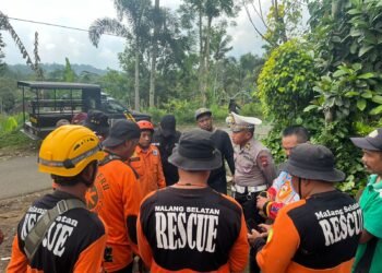 Proses pencarian bersama para relawan. Oranmg Hilang (Ist.)