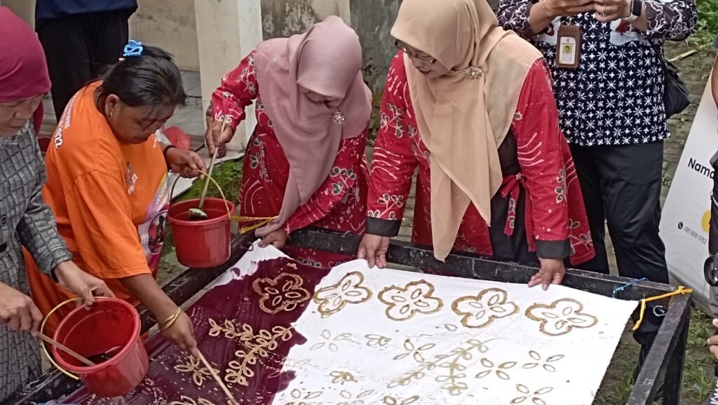 ODGJ binaan Posyandu Jiwa Gardu Sawah, Desa Wonorejo Kecamatan Singosari, Kabupaten Malang membuat kerajinan membatik