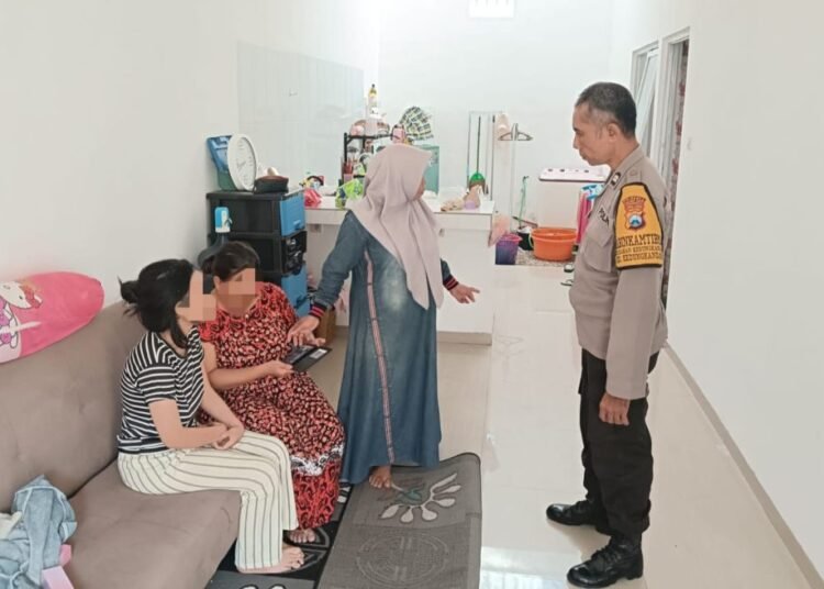 Polsek Kedung Kandang menyelamatkan seorang ibu berinisial AD (50) yang diduga disekap oleh anak kandungnya sendiri, SN (25) (Humas Polri Malang).