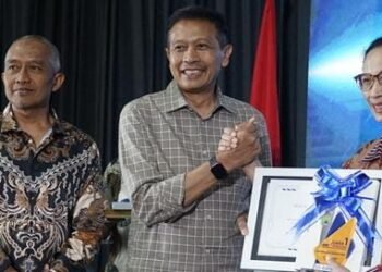 Ft: Penjabat (Pj.) Wali Kota Malang Dr.Ir. Wahyu Hidayat, MM menyerahkan penghargaan SATA Award kepada instansi dengan kinerja dalam mengolah dan menyajikan data kepada publik