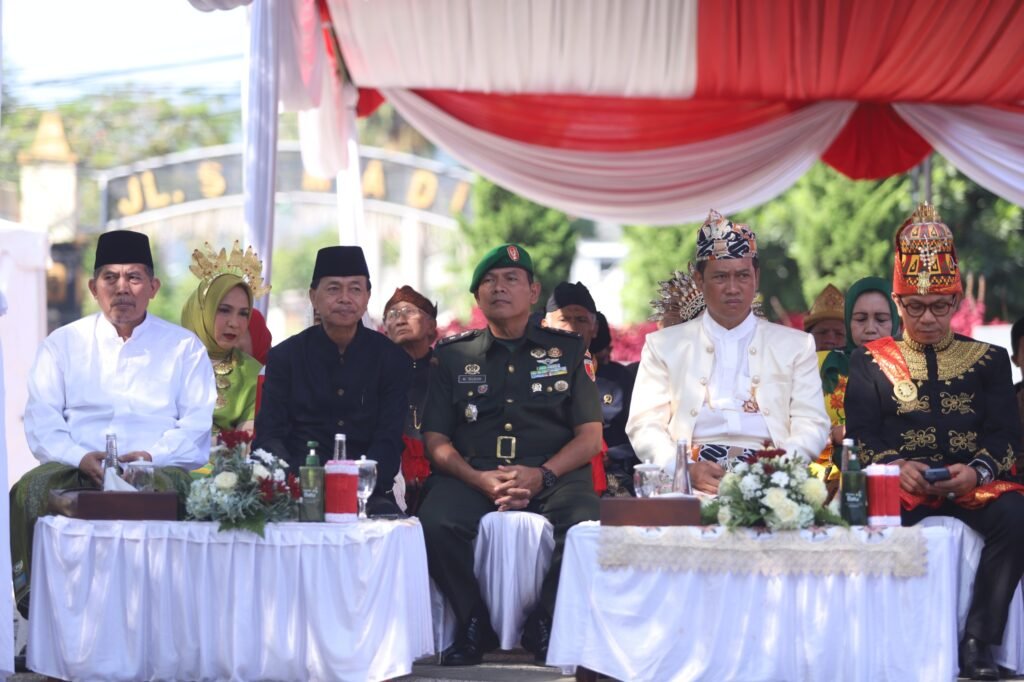 Ft : Pejabat Pemkot Batu ikut memperingati Hardiknas di Halaman Balai Kota Among Tani. (ist)