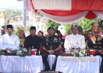 Ft : Pejabat Pemkot Batu ikut memperingati Hardiknas di Halaman Balai Kota Among Tani. (ist)