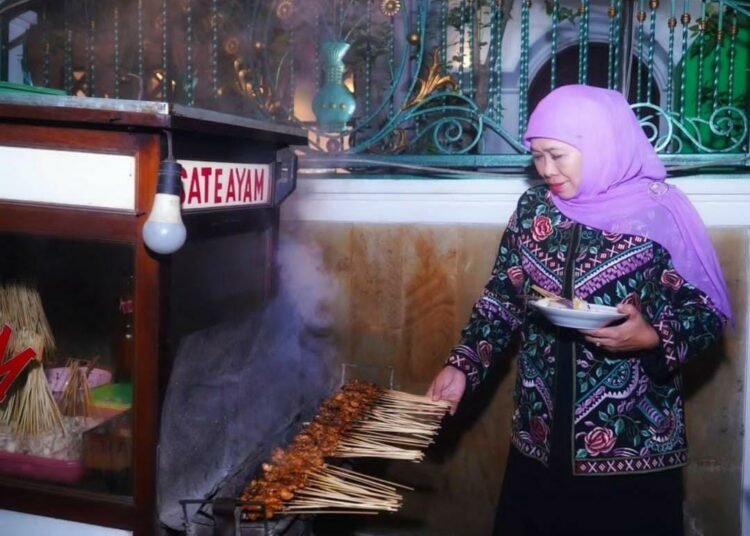 Potret Gubernur Jawa Timur Khofifah Indar Parawansa/ Kuliner Favorit Jawa Timur, Sate