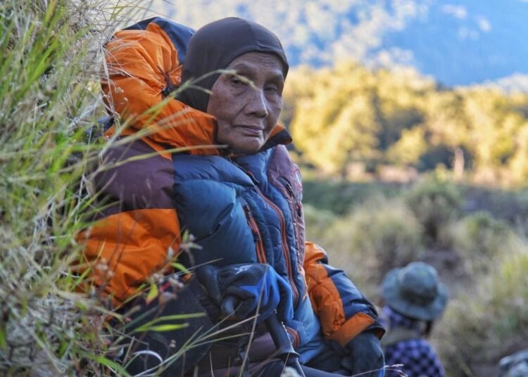 FT : Ibu Yuni Mendaki Palutungan - Gunung Ciremai/Sc:Instagram @ibuyuni1953