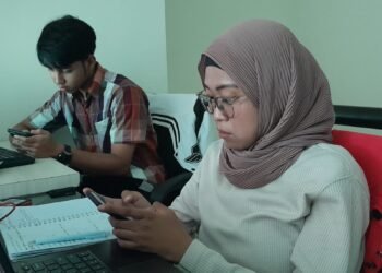 FT : Ilustrasi Anak Muda maupun yang sudah Tua bisa Kecanduan Gadget