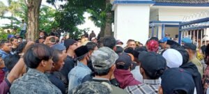 Gaes !!! PJ. Bupati Sampang Tabrak Aturan, BPD Turun Jalan
