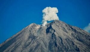 Gaes !!! Gunung Semeru Erupsi Tiga Kali Dengan Ketinggian 600 Meter