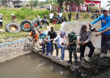 FT : Ft : Pj Walikota Batu melepas benih ikan dialiran sungai Brantas.( mf)