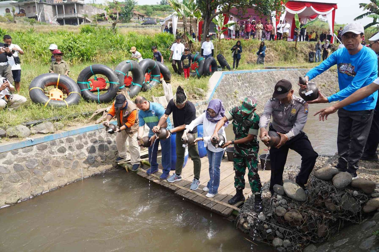 FT : Ft : Pj Walikota Batu melepas benih ikan dialiran sungai Brantas.( mf)