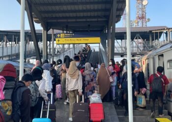 FT. Sejumlah masyarakat di stasiun kereta api Malang/Didapati kepadataan penumpang yang meningkat sebanyak 40 persen (Ist).