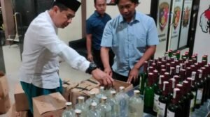 Gaes! Tim Saber Jombang Gerebek Kedai Miras