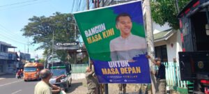 Gaes !!! Satpol PP Kota Batu Copot Reklame dan Banner Tidak Berizin