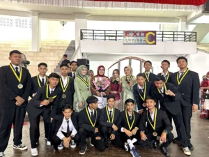 Gaes !!! Wisuda Besar-besaran, Orangtua Mengeluh