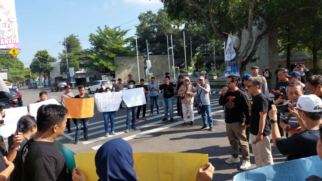 Ft: Jurnalis Kediri Tolak RUU Penyiaran yang mengancam kebebasan pers (Media Suaragong)