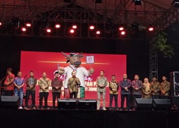 Ft : Pj Bupati Jombang Sugiat memberikan pengarahaan saat laounching Maskot dan Jingle Pilkada. (ist)