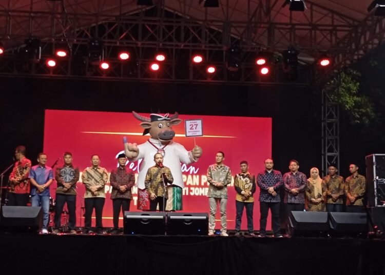 Ft : Pj Bupati Jombang Sugiat memberikan pengarahaan saat laounching Maskot dan Jingle Pilkada. (ist)