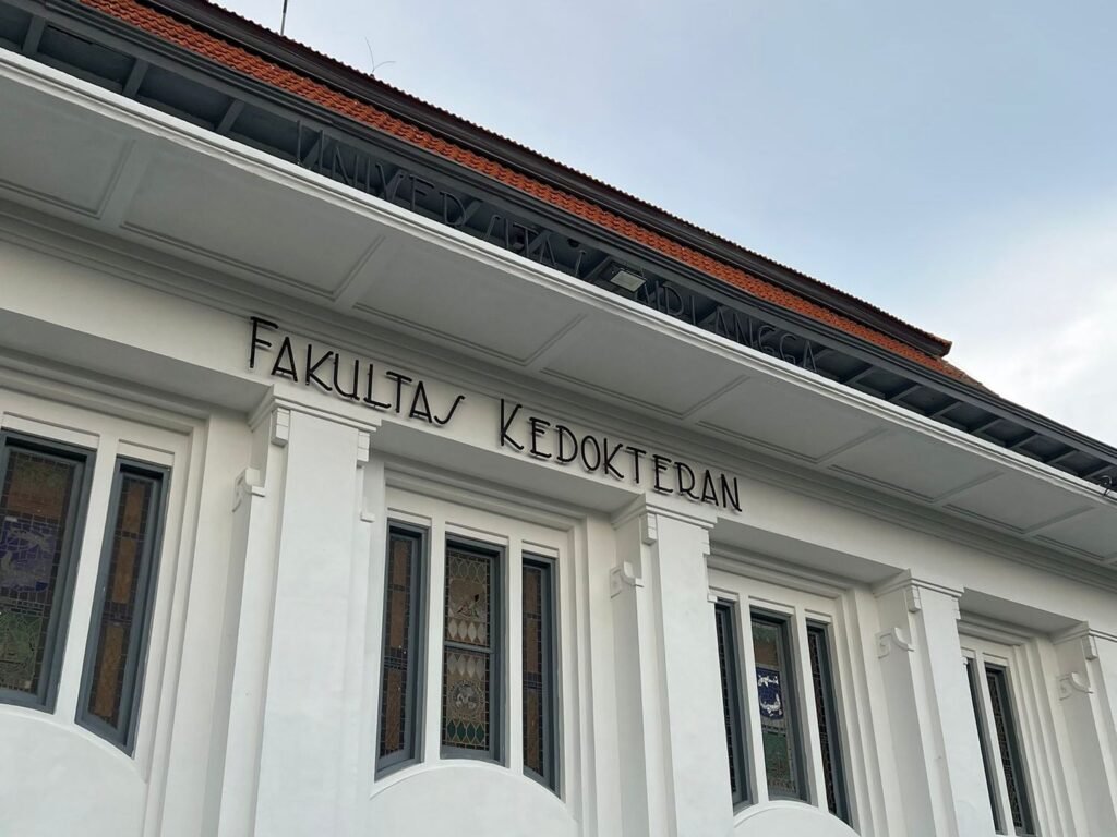 Seorang siswi lulusan SMAN 1 Sidoarjo, Selend Sabrina Robin, meraih prestasi membanggakan.