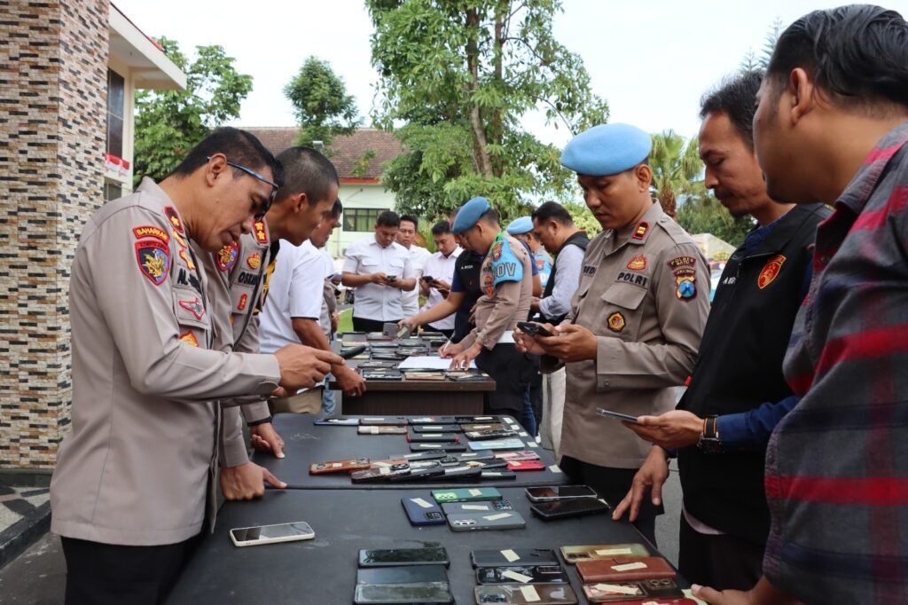 FT : Kapolres Batu AKBP Oskar Syamsuddin, S.I.K.,M.T. memimpin langsung pemeriksaan HP dengan didampingi Waka Polres, Kasat Reskrim, Kasat Intelkam dan Kasi Propam Polres Batu, Rabu (3/7/2024) tadi.