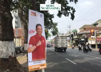 Wahyu Hidayat Komentar ”Pak Mbois” di Banner yang Bertebaran (Media Suaragong)