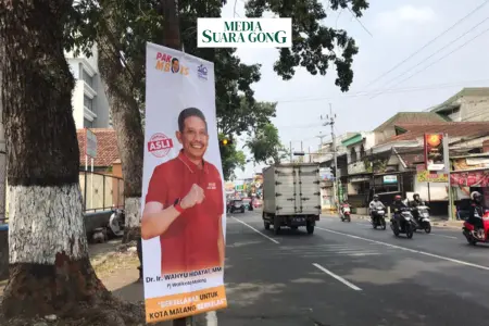 Wahyu Hidayat Komentar ”Pak Mbois” di Banner yang Bertebaran (Media Suaragong)