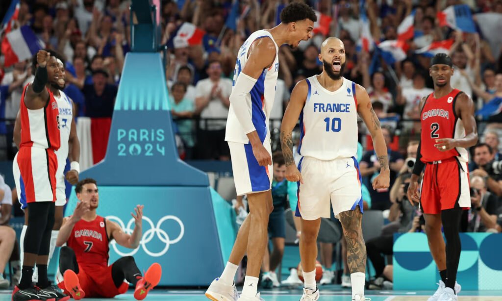Aksi Victor Wembenyama saat Prancis mengalahkan Kanada di perempat final.