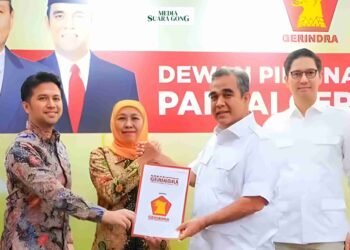 Khofifah Indar Parawansa dan Emil Listianto Dardak menerima Surat Keputusan (SK) B1 KWK dari Partai Gerindra di Jakarta, Sabtu (24/8/2024)